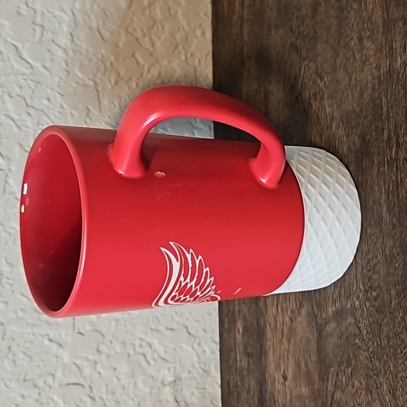Great American Products- Detriot Red Wings 18oz Coffee Mug - Picture 2 of 5